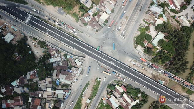 Chuyên gia giao thông nói gì về cầu vượt hơn 200 tỷ đồng ở Sài Gòn mới thông xe được 1 ngày thì bị sụt lún? - Ảnh 1.