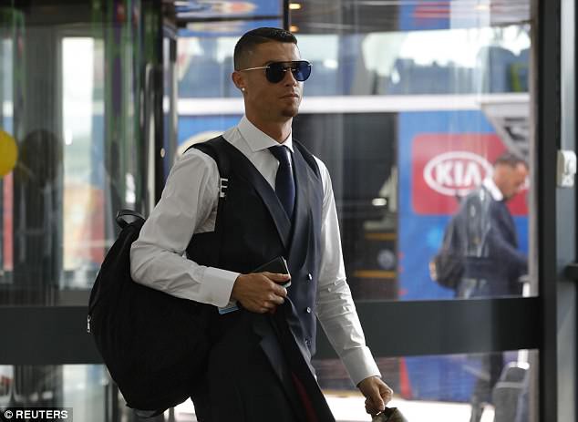 Ronaldo lịch lãm và tươi cười ngày xách vali về nước - Ảnh 3.