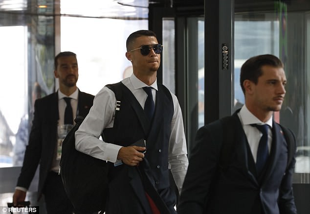 Ronaldo lịch lãm và tươi cười ngày xách vali về nước - Ảnh 4.
