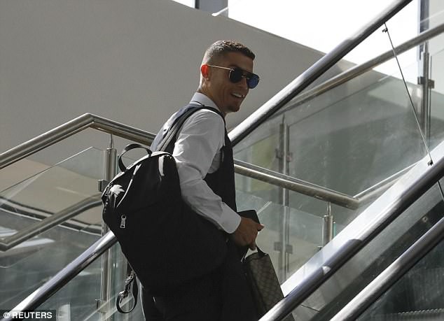 Ronaldo lịch lãm và tươi cười ngày xách vali về nước - Ảnh 1.