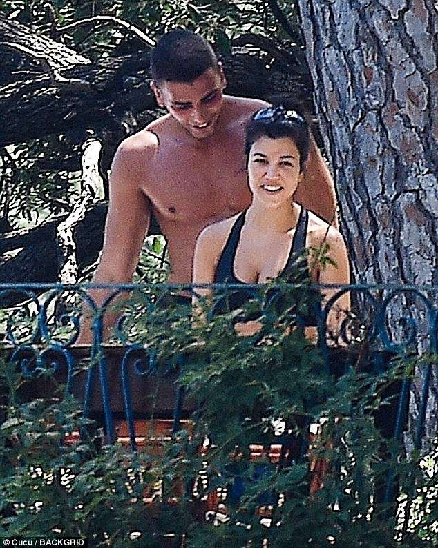 Chị cả nhà Kardashian ôm hôn trai trẻ nóng bỏng trong chuyến nghỉ mát cùng các con nhỏ - Ảnh 1.