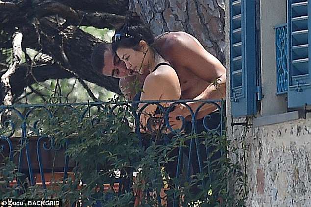 Chị cả nhà Kardashian ôm hôn trai trẻ nóng bỏng trong chuyến nghỉ mát cùng các con nhỏ - Ảnh 4.