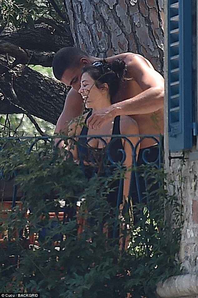 Chị cả nhà Kardashian ôm hôn trai trẻ nóng bỏng trong chuyến nghỉ mát cùng các con nhỏ - Ảnh 5.