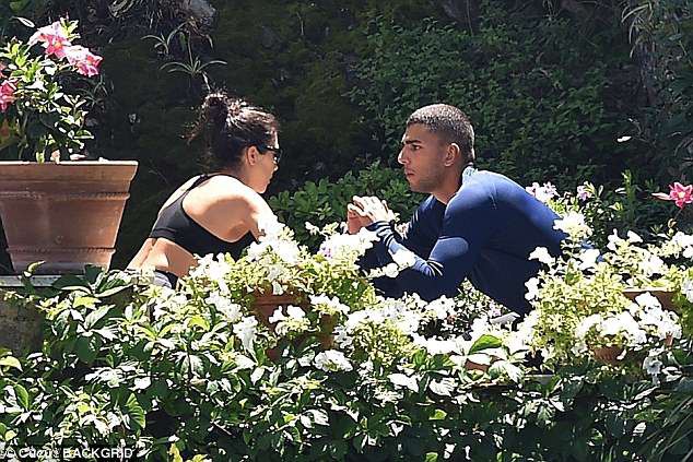 Chị cả nhà Kardashian ôm hôn trai trẻ nóng bỏng trong chuyến nghỉ mát cùng các con nhỏ - Ảnh 7.