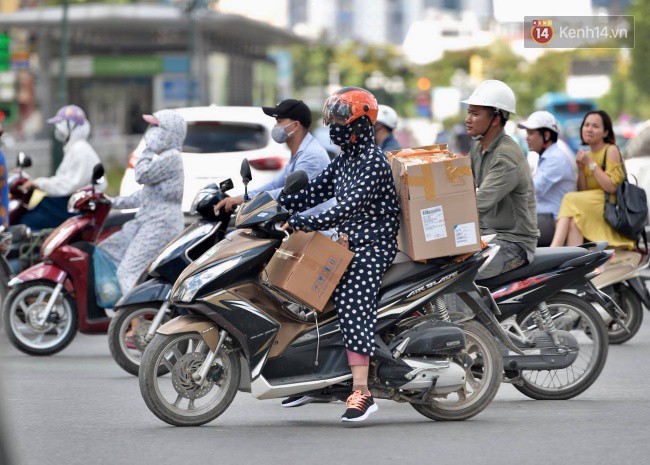 Người dân Thủ đô đội thùng carton, che kín người, đổ xô đến bể bơi, hồ nước để tránh đợt nóng kỉ lục trên 40 độ C - Ảnh 6.