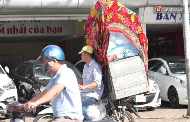 Người dân Thủ đô đội thùng carton, che kín người, đổ xô đến bể bơi, hồ nước để tránh đợt nóng kỉ lục trên 40 độ C - Ảnh 7.