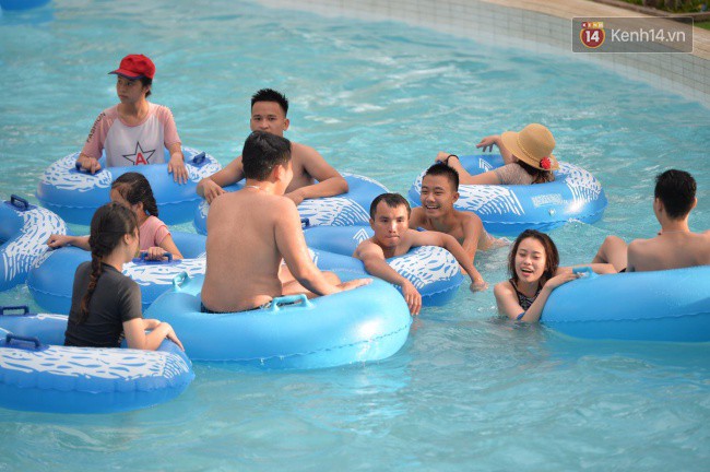 Người dân Thủ đô đội thùng carton, che kín người, đổ xô đến bể bơi, hồ nước để tránh đợt nóng kỉ lục trên 40 độ C - Ảnh 11.