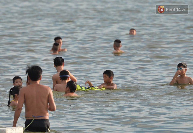 Người dân Thủ đô đội thùng carton, che kín người, đổ xô đến bể bơi, hồ nước để tránh đợt nóng kỉ lục trên 40 độ C - Ảnh 9.