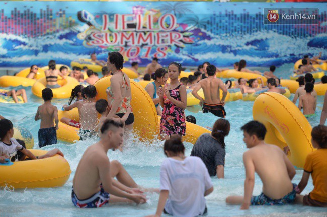 Người dân Thủ đô đội thùng carton, che kín người, đổ xô đến bể bơi, hồ nước để tránh đợt nóng kỉ lục trên 40 độ C - Ảnh 13.