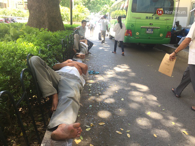 Ảnh: Người nhà bệnh nhân vạ vật gần hành lang, dưới bóng cây trong bệnh viện để tránh nắng nóng đỉnh điểm trên 40 độ ở Hà Nội - Ảnh 4.