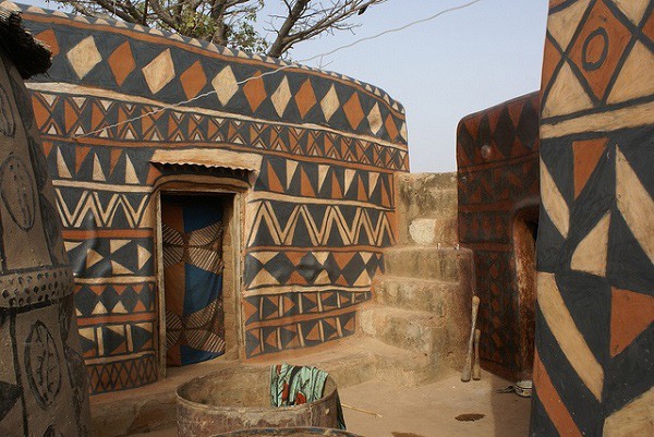 Tiébélé: Ngôi làng cổ được tạo nên từ phân bò, từng căn nhà đều là tác phẩm nghệ thuật tuyệt vời - Ảnh 7.