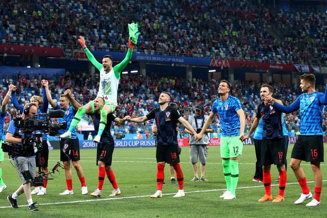 C&acirc;u chuyện t&igrave;nh bạn cảm động sau h&igrave;nh ảnh tr&ecirc;n &aacute;o của người h&ugrave;ng Croatia - Ảnh 2.