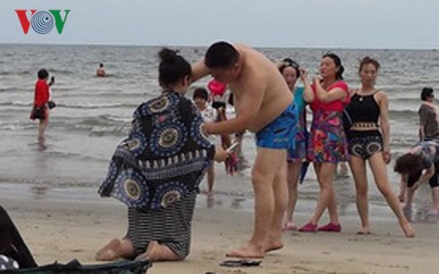 Du khách tắm biển Đà Nẵng bị ngứa ngáy, nổi mẩn đỏ khắp người - Ảnh 2.