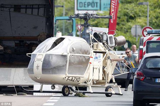 Pháp: Cướp ngân hàng bị bắt, tay tội phạm tiếp tục vượt ngục bằng trực thăng và súng trường chuẩn phong cách Hollywood - Ảnh 2.