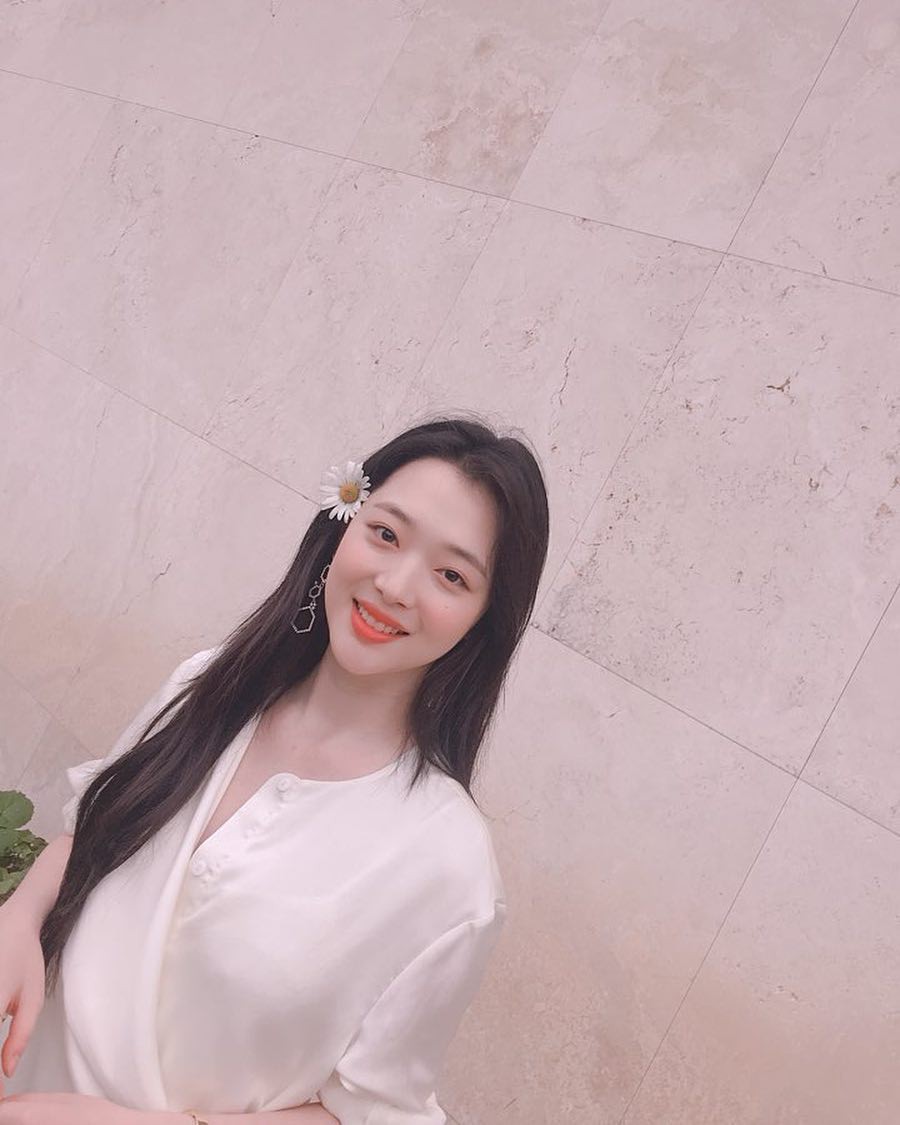 Chỉ vì thói quen đánh son, Sulli thường xuyên lộ khuyết điểm xấu nhất trên mặt mình - Ảnh 4.