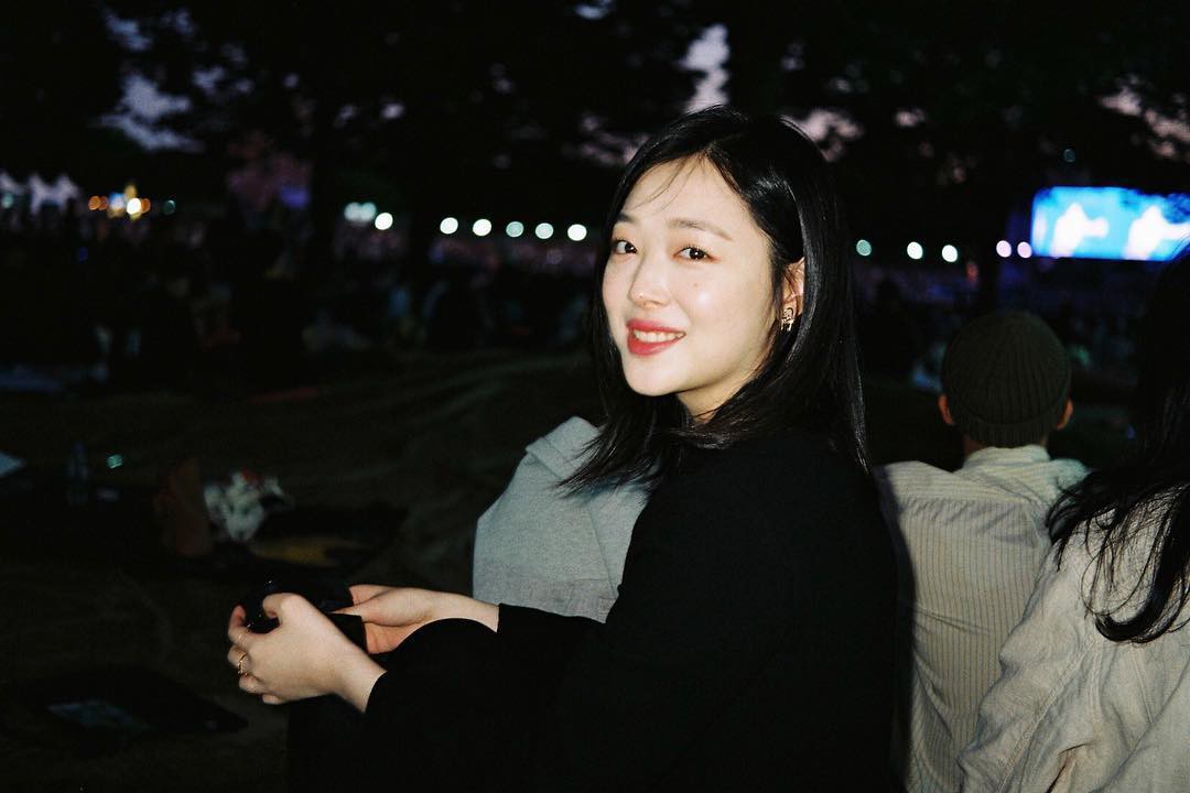 Chỉ vì thói quen đánh son, Sulli thường xuyên lộ khuyết điểm xấu nhất trên mặt mình - Ảnh 1.