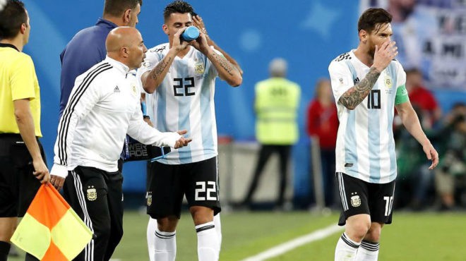 Hé lộ chi tiết cuộc nói chuyện giữa Messi và HLV Sampaoli ở World Cup 2018 - Ảnh 1.