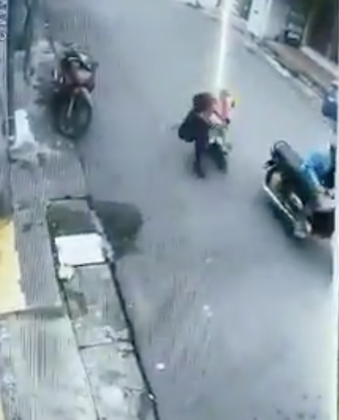 Người phụ nữ bế con bị cướp giật kéo lê trên phố Sài Gòn - Ảnh 2.