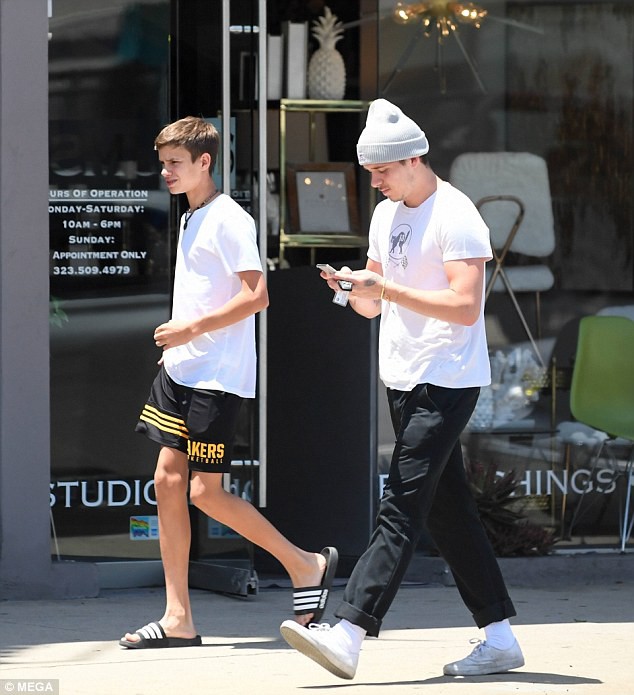 Brooklyn Beckham tận hưởng thời gian thảnh thơi cùng gia đình sau khi bất ngờ bỏ học - Ảnh 1.