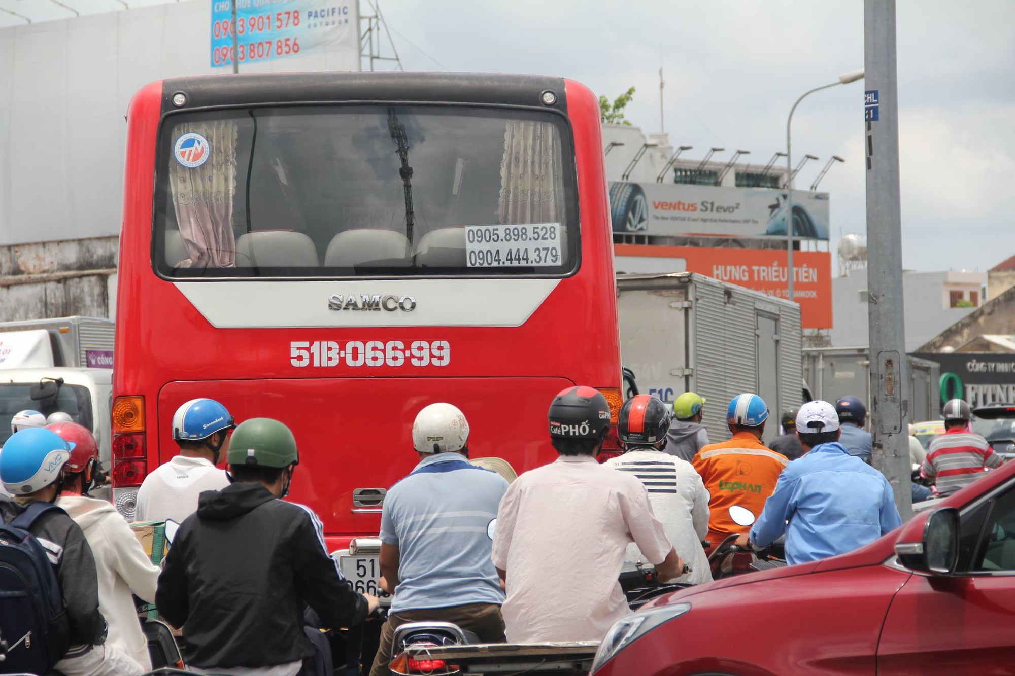 Đại lộ dài 300 năm ở Sài Gòn bị sụt lún, giao thông trục Đông - Tây bị phong tỏa nhiều giờ - Ảnh 5.