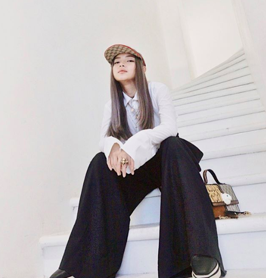 Loạt bí mật của Châu Bùi được hé lộ qua vlog mới nhất: Từng bị cả trường tẩy chay, ôm mộng bán dầu dừa và thường xuyên bị Decao bắt nạt - Ảnh 2.