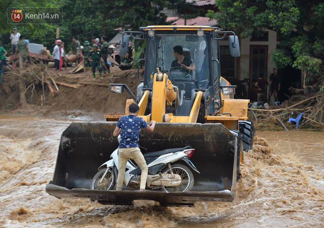 Dùng cẩu chuyên dụng, xe đặc chủng hỗ trợ người dân bị lũ chia cắt tại Yên Bái - Ảnh 2.