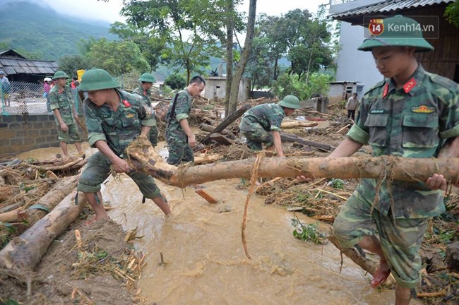 Hàng trăm cán bộ chiến sĩ quân đội ứng cứu dọn dẹp tại ngôi làng bị lũ quét tại Yên Bái - Ảnh 5.