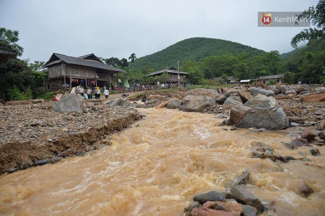 Hàng trăm cán bộ chiến sĩ quân đội ứng cứu dọn dẹp tại ngôi làng bị lũ quét tại Yên Bái - Ảnh 3.