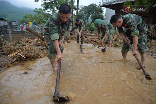 Hàng trăm cán bộ chiến sĩ quân đội ứng cứu dọn dẹp tại ngôi làng bị lũ quét tại Yên Bái - Ảnh 6.