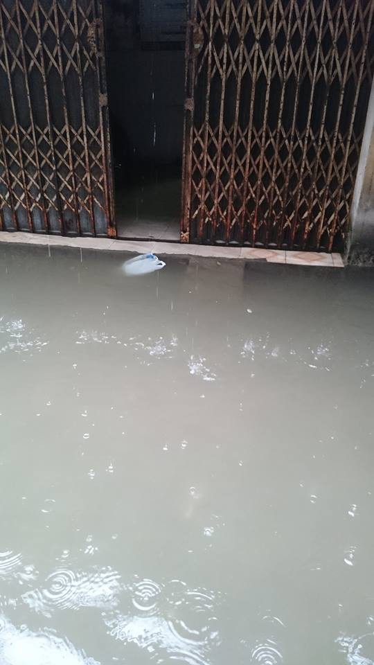 Cảnh báo ngập lụt ở nhiều tuyến đường nội thành Hà Nội sau cơn mưa lớn suốt đêm - Ảnh 11.