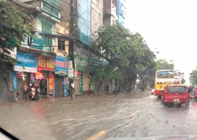 Cảnh báo ngập lụt ở nhiều tuyến đường nội thành Hà Nội sau cơn mưa lớn suốt đêm - Ảnh 7.