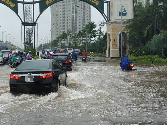 Chùm ảnh: Sau đêm mưa lớn, Hà Nội ngập bốn bề, xe cộ chết máy la liệt - Ảnh 6.