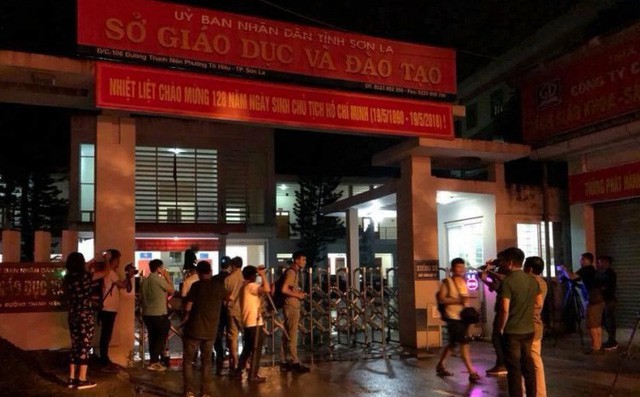 Cảnh sát bảo vệ nhiều tầng lớp trong đêm thứ 2 kiểm tra điểm thi bất thường ở Sơn La - Ảnh 1.