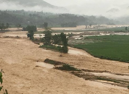 Bơi ra cứu cháu bé, phó bí thư bị nước lũ cuốn trôi tử vong - Ảnh 1.