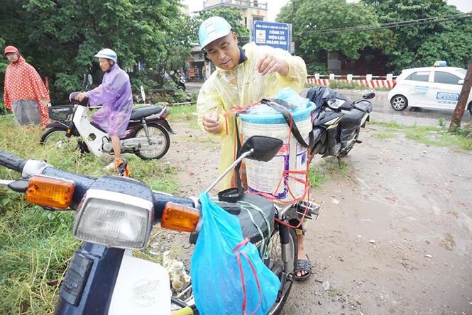 Người dân Hà Nội đổ xô ra sông bắt cá sau cơn mưa - Ảnh 12.