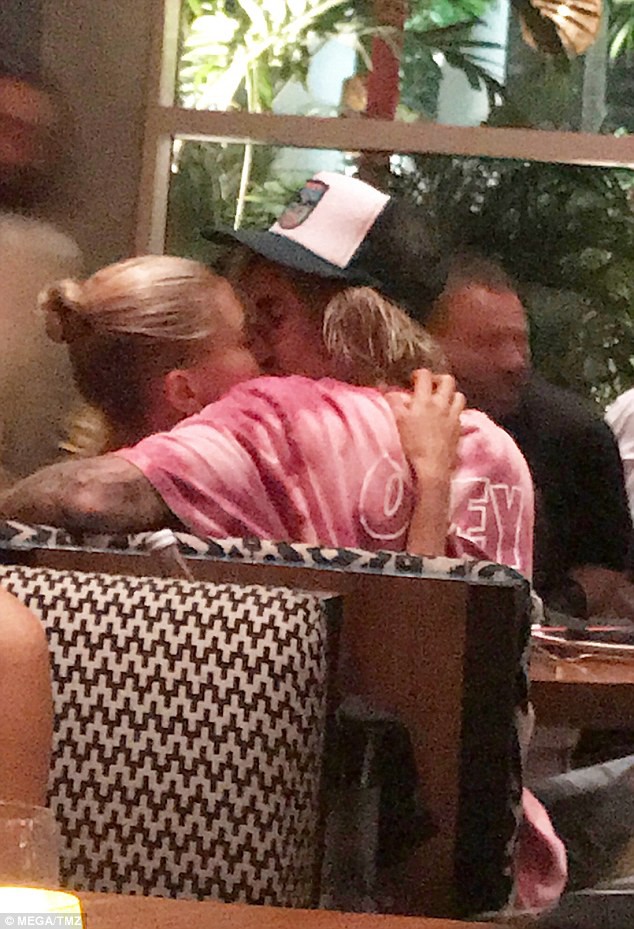 Justin và Hailey hẳn là cặp đôi nghiện hôn nhất, từ trên phố đến trong nhà hàng vẫn luôn môi kề môi! - Ảnh 1.