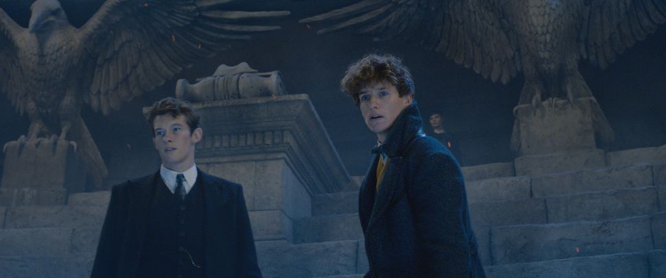 Trailer Fantastic Beasts 2 gây bồi hồi xúc động với chiếc vé về tuổi thơ ở trường Hogwarts - Ảnh 4. Trailer Fantastic Beasts 2 gây bồi hồi xúc động với chiếc vé về tuổi thơ ở trường Hogwarts - Ảnh 4.
