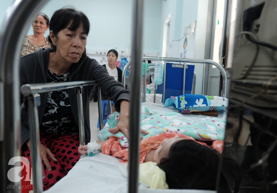 Bé trai bị mẹ ruột đâm thủng ruột được mạnh thường quân 83 tuổi mong muốn đưa về nuôi dạy - Ảnh 2.