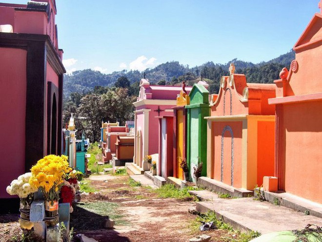 Ở Guatemala có những ngôi mộ được sơn đủ mọi gam màu sặc sỡ để tôn vinh người đã mất - Ảnh 5.