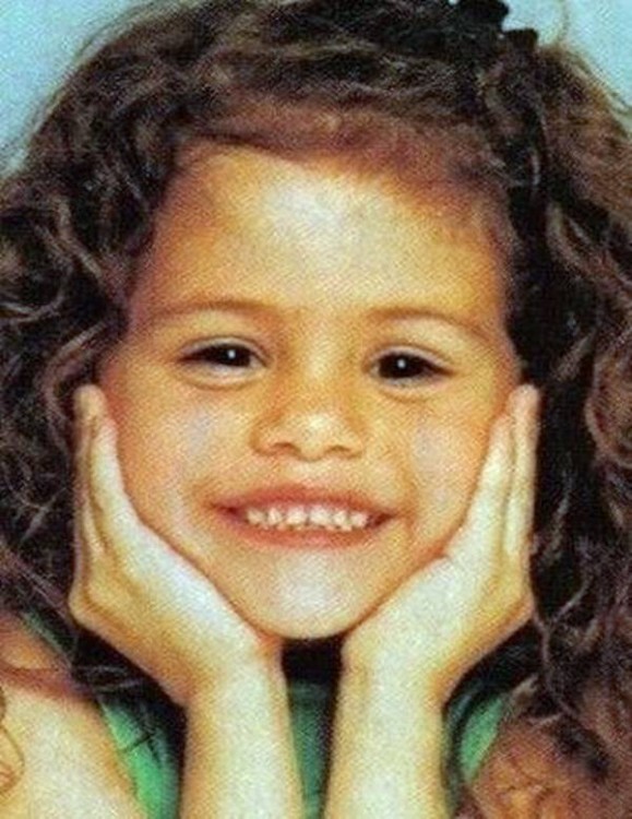 Selena Gomez đ&atilde; tr&ograve;n 26 tuổi v&agrave; đ&acirc;y l&agrave; loạt ảnh chứng minh nhan sắc c&ocirc; từ b&eacute; đến lớn vẫn như một thi&ecirc;n thần! - Ảnh 3.