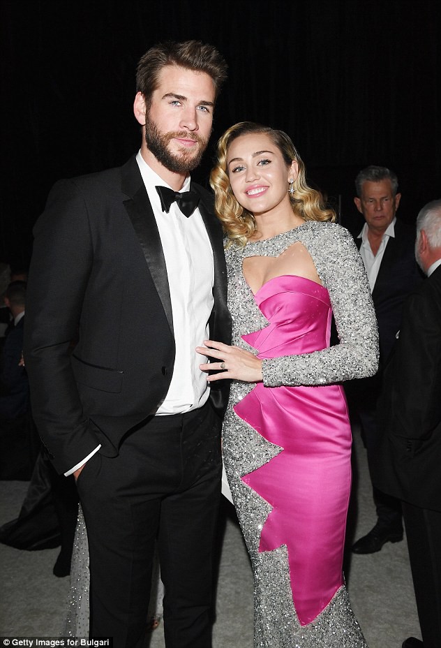 Rộ thêm tin Miley Cyrus và Liam Hemsworth đã chia tay sau nhiều tháng gặp trục trặc - Ảnh 1.