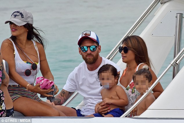 Vợ Messi và vợ Fabregas khoe vóc dáng gợi cảm với bikini - Ảnh 4.