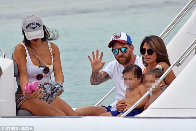 Vợ Messi và vợ Fabregas khoe vóc dáng gợi cảm với bikini - Ảnh 8.