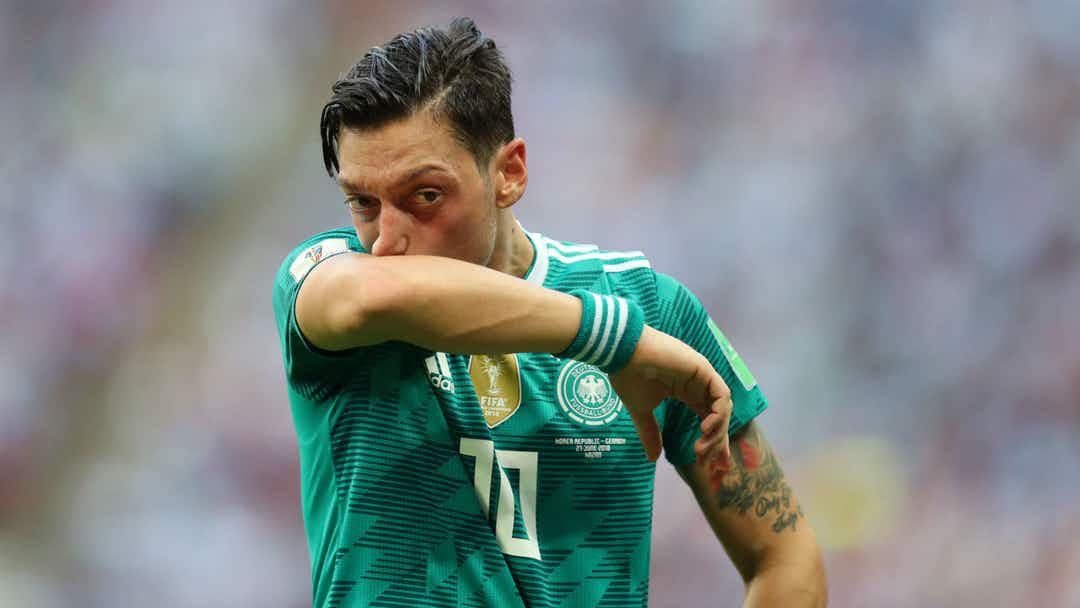 Ozil chia tay tuyển Đức: Người hâm mộ thế giới phẫn nộ - Ảnh 1. Ozil chia tay tuyển Đức: Người hâm mộ thế giới phẫn nộ - Ảnh 1.