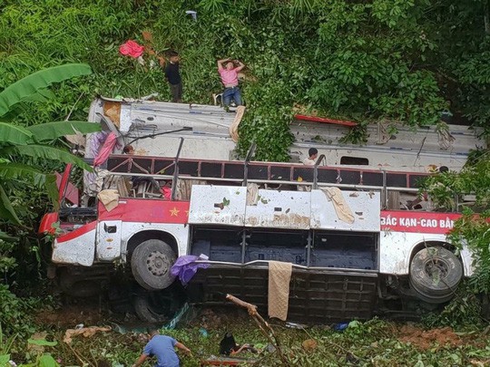 Tạm giữ h&igrave;nh sự t&agrave;i xế xe kh&aacute;ch giường nằm lao xuống vực khiến 4 người chết, 16 người bị thương ở Cao Bằng - Ảnh 1.