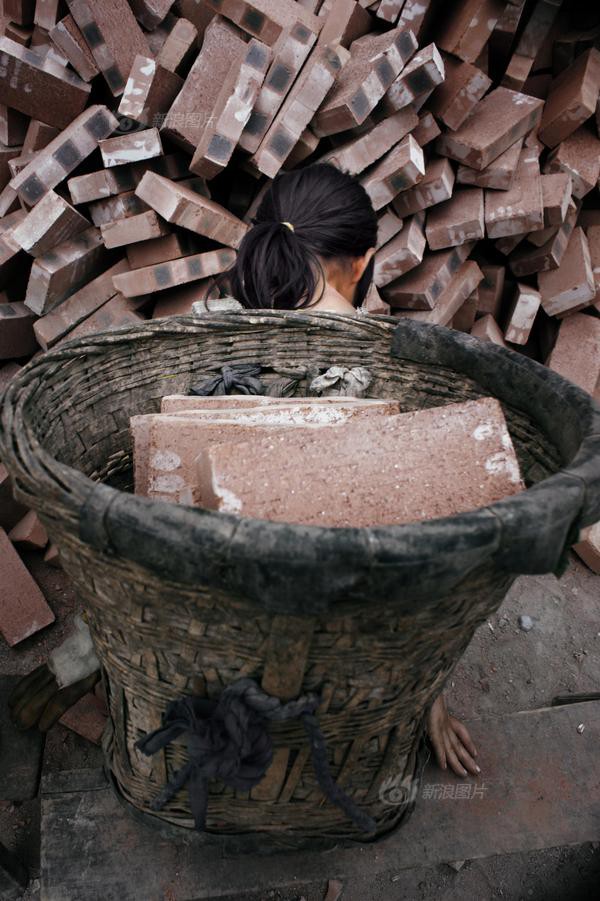 Cái nghèo ám ảnh và khắc khoải trong cuộc thi nhiếp ảnh chụp về sự nghèo đói tại Trung Quốc - Ảnh 22.