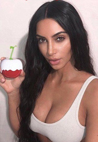 Nhanh nhẹn như Kim Kardashian: lấy ảnh cũ, photoshop tí chút thế là có ảnh mới để quảng cáo nước hoa - Ảnh 2.