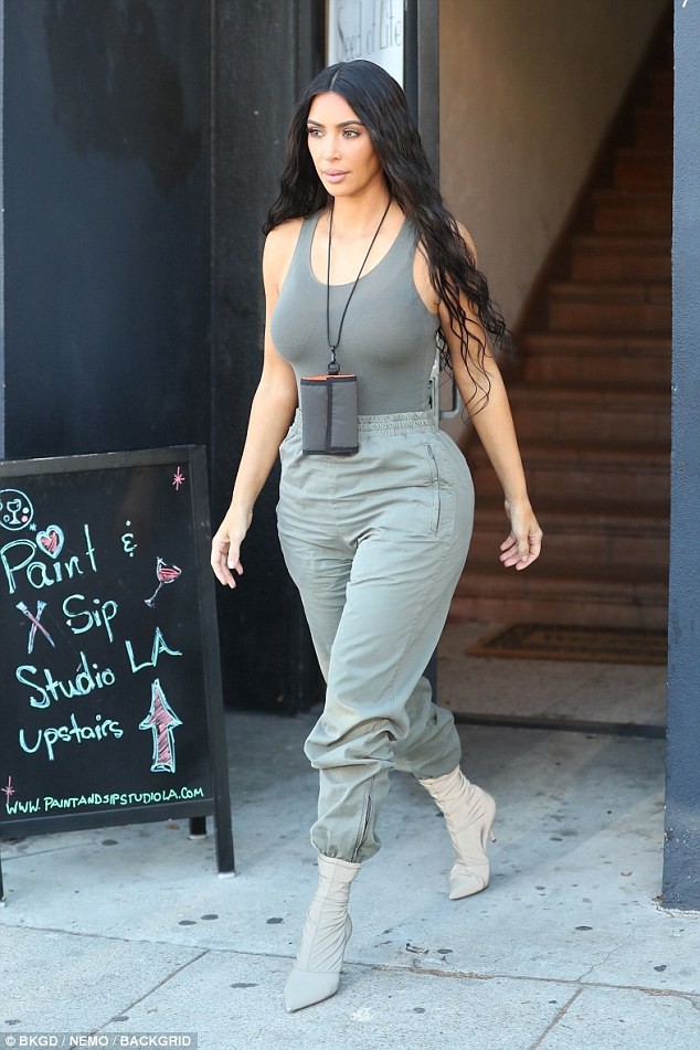 Chị em nhà Kardashian đọ body ngực nở eo thon ở tuổi U40 và đã mang bầu nhiều lần - Ảnh 4.