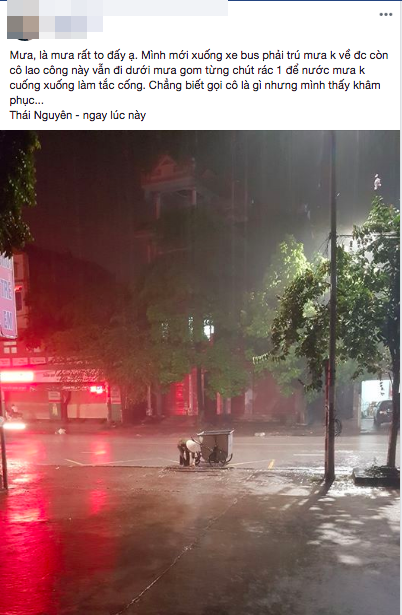 Hình ảnh cô lao công cặm cụi nhặt rác cho khỏi tắc cống dưới trời mưa lớn trong đêm ở Thái Nguyên khiến nhiều người xúc động - Ảnh 1.