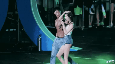 Sunmi ướt đẫm, nhảy quằn quại trên sân khấu nhưng lại bị anh chàng 6 múi này giật trọn spotlight - Ảnh 2.